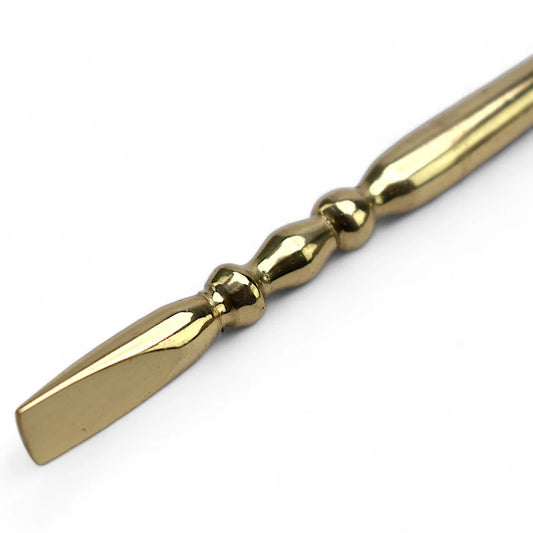 Stilus de latón decorado