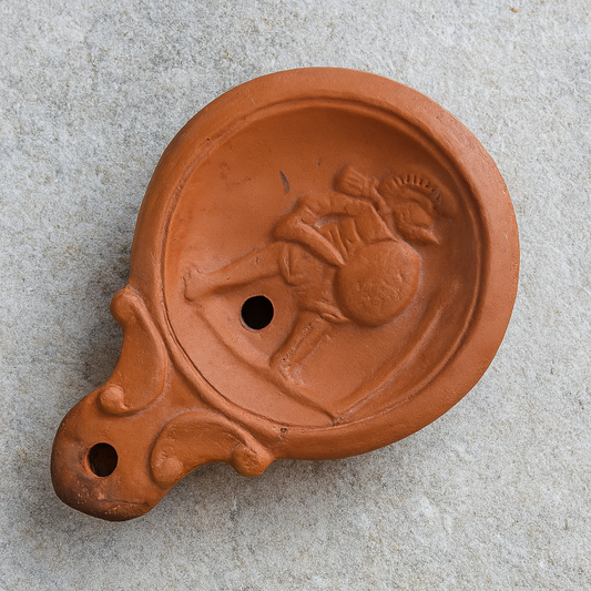 Lámpara de aceite romana de cerámica con la imagen de un gladiador
