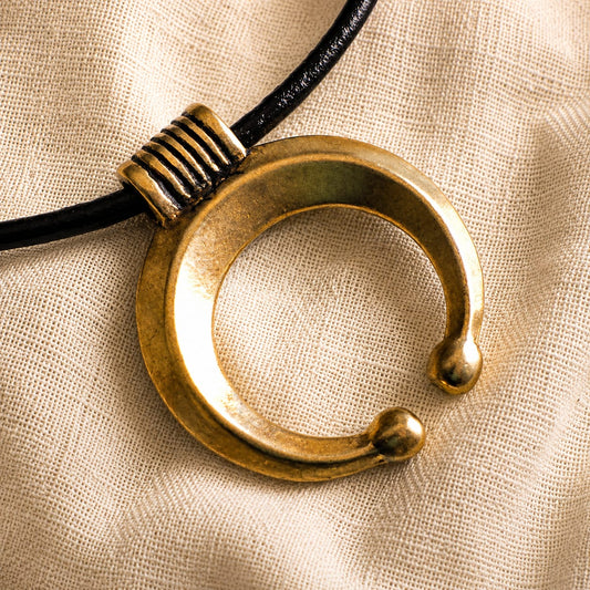 Colgante en forma de lúnula romana de bronce dorado