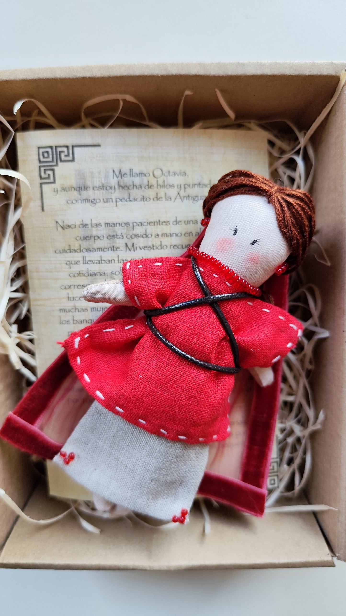 Muñeca romana octavia con su papiro