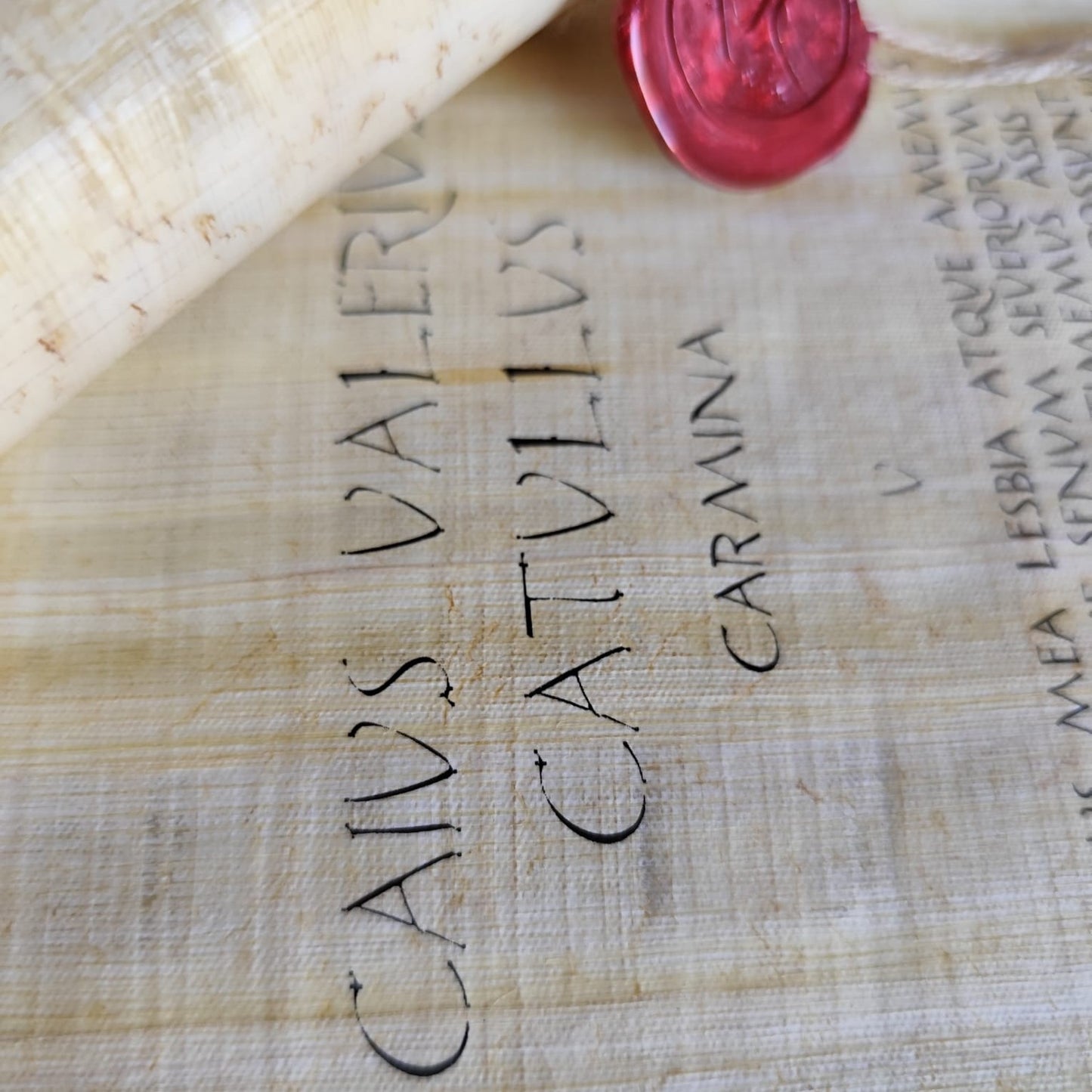 Papiro amoroso de Catulo (Poemas 5 y 85, en latín)