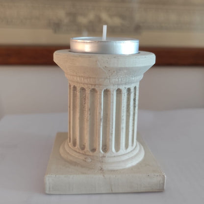 Portavelas en forma de columna romana