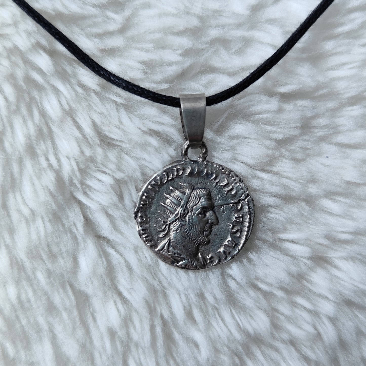 Colgante con una moneda de plata del emperador Filipo el árabe