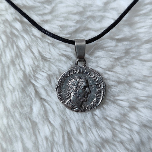 Colgante con una moneda de plata del emperador Filipo el árabe