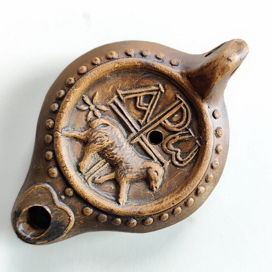 Detalle lucerna con Chi-Ro y cordero