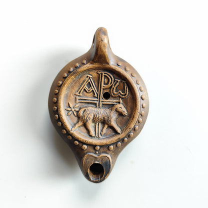 Detalle frontal de lucerna paleocristiana. Chi-ro y cordero. 