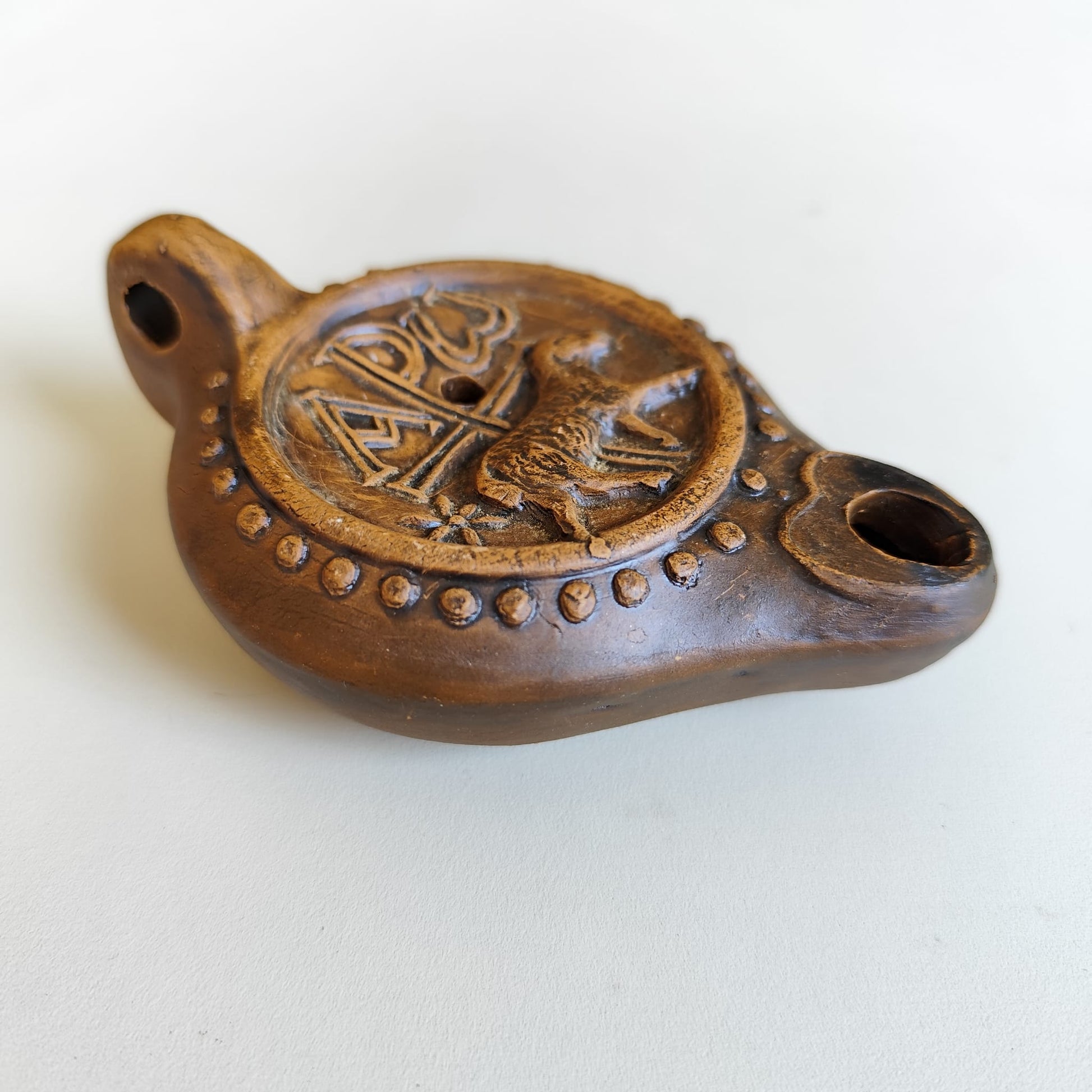 Detalle lateral de la lucerna Chi-ro con cordero