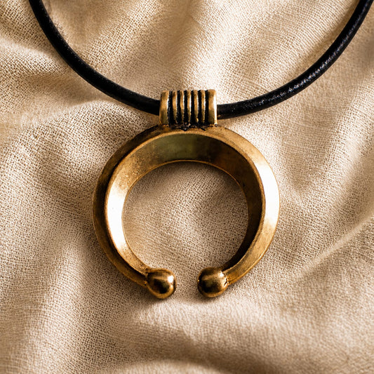 Colgante en forma de media luna con puntas acabadas en bolas. Réplica de un original de Augusta Raurica.