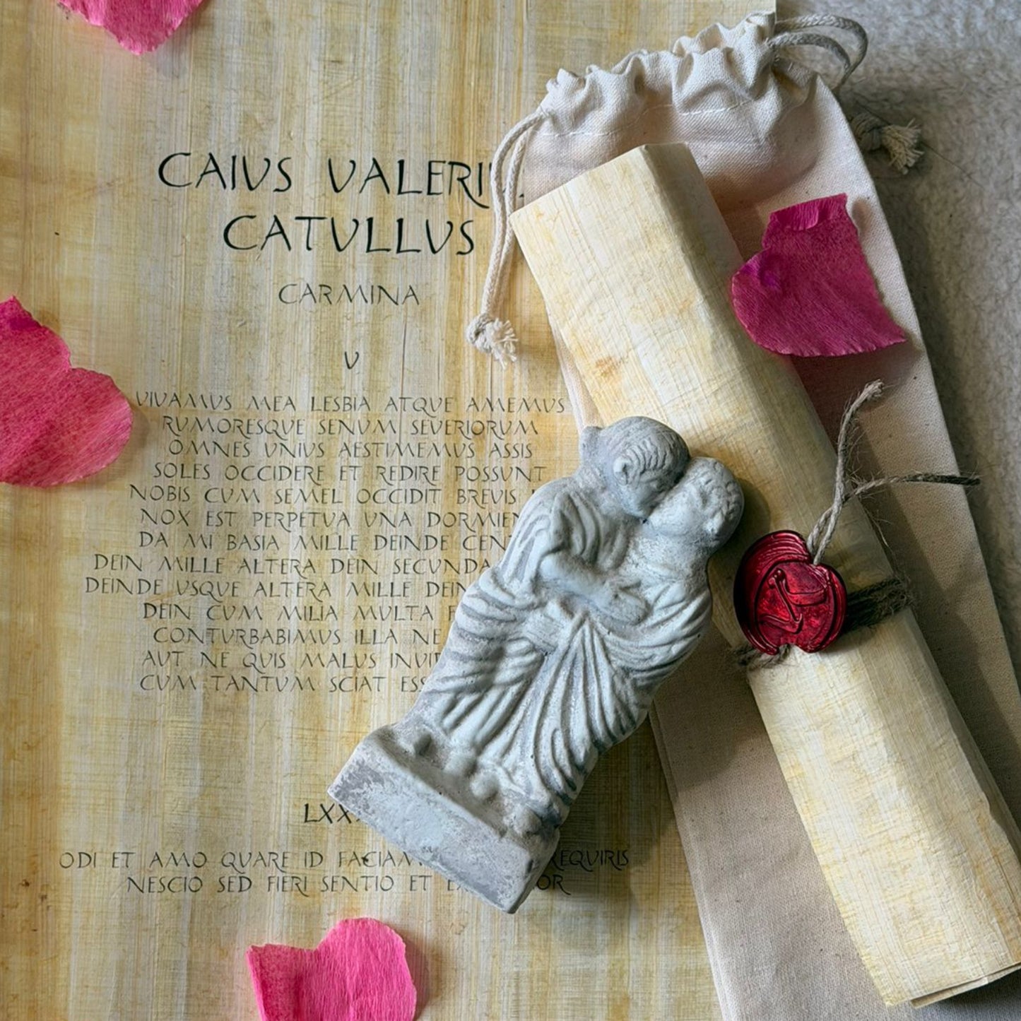 Pack pareja de enamorados romanos y papiro de Catulo