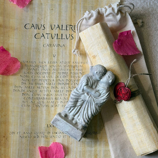 Pack pareja de enamorados romanos y papiro de Catulo