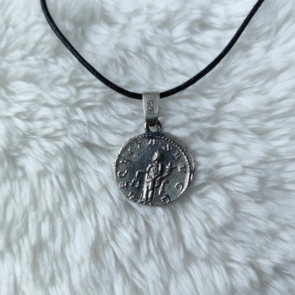 Detalle de la moneda de plata de con el reverso de la diosa Aequitas.