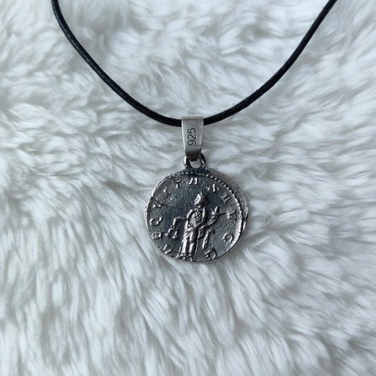 Detalle de la moneda de plata de con el reverso de la diosa Aequitas.