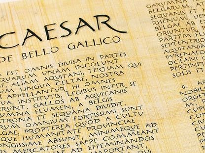 Rollo de papiro en latín- Caesar "De Bello Gallico"